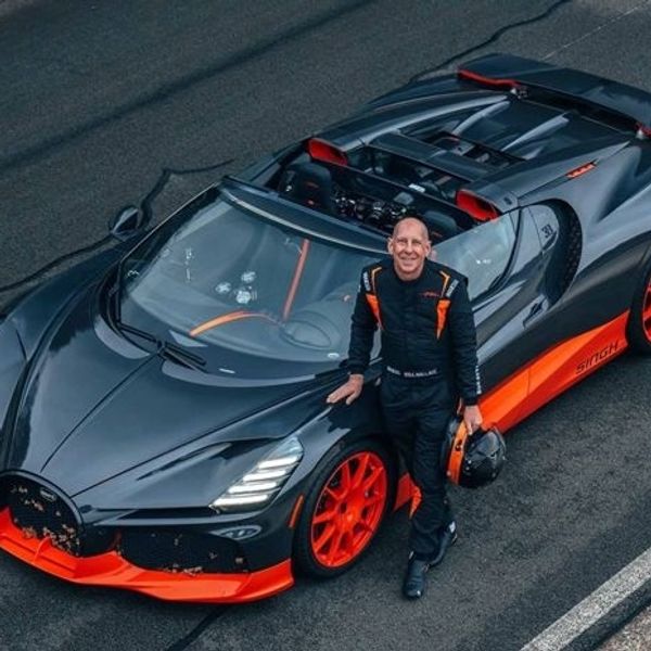 Πώς είναι να οδηγείς με 490 km/h-Ο άνθρωπος πίσω από το ρεκόρ αποκαλύπτει τα μυστικά του