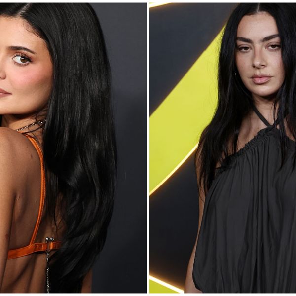Καυτές Kylie Jenner και Charlie XCX με μαύρα εσώρουχα