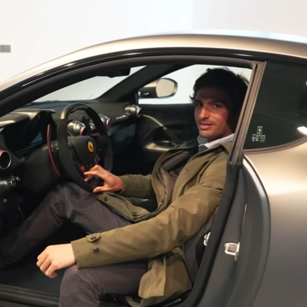 Ποιο αυτοκίνητο επιλέγει πιο συχνά ο Carlos Sainz από το γκαράζ εκατομμυρίων που διαθέτει