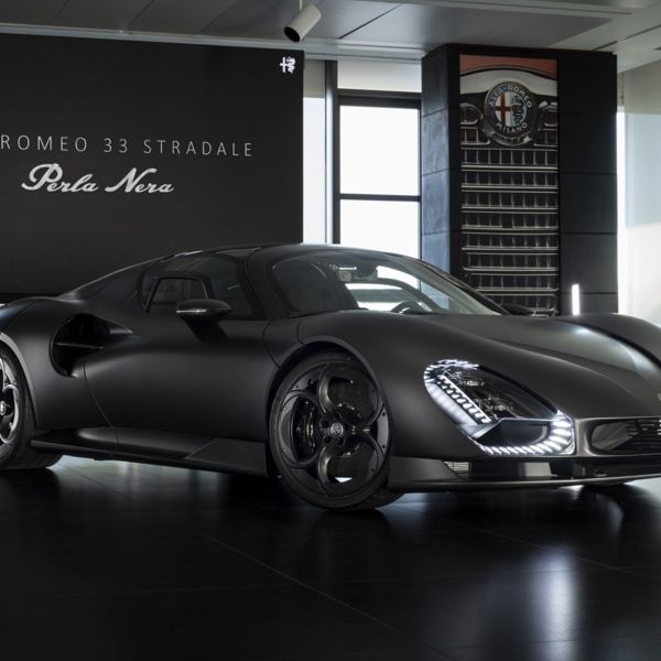 Η μοναδική μαύρη Alfa Romeo 33 Stradale χωρίς βαφή - Χρειάστηκαν τρία χρόνια για την κατασκευή της