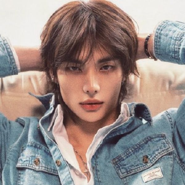 Ο Hyunjin ενώνει το K-fashion με το denim της Guess Jeans