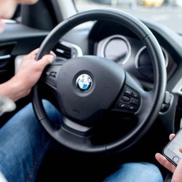 Οι 5 περισπασμοί που πρέπει να αποφεύγεις όταν οδηγείς
