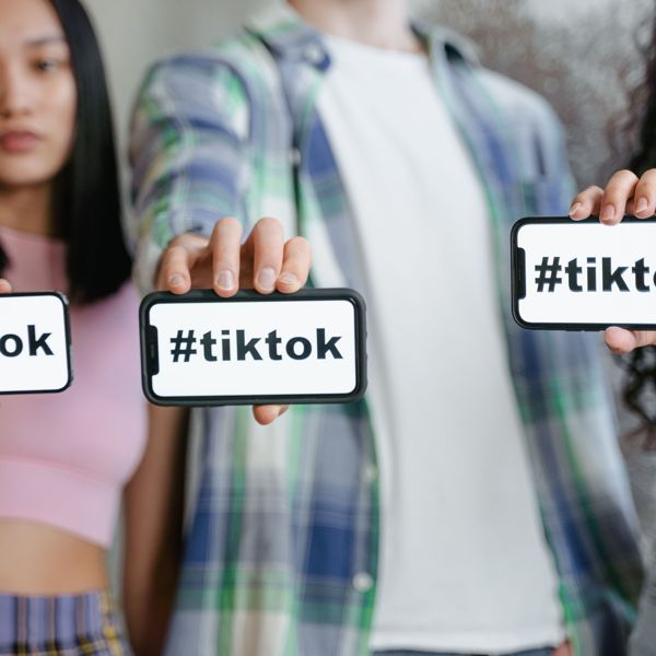TikTok: Η ΕΕ ζητά περισσότερα μέτρα για την προστασία των ανηλίκων