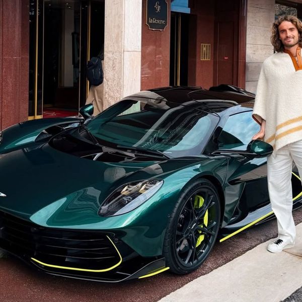 O Στέφανος Τσιτσιπάς απέκτησε νέο hypercar και ποζάρει με αυτό