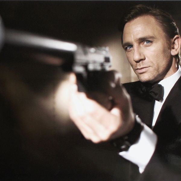 Η Amazon αφοπλίzει τον James Bond στις αφίσες