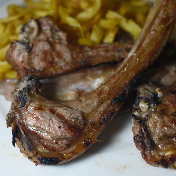 4 μαγαζιά στην Αθήνα για αρνίσιο παϊδάκι όπως πρέπει να είναι