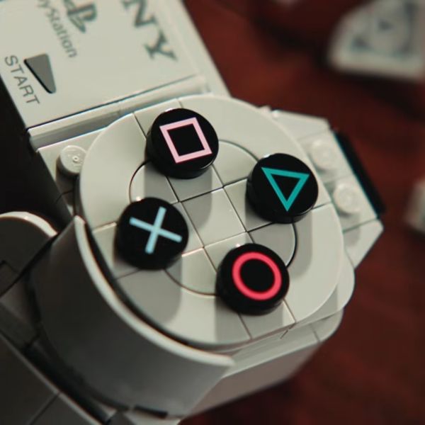 Το πρώτο PlayStation επιστρέφει ως LEGO και πατάει όλα τα σωστά κουμπιά