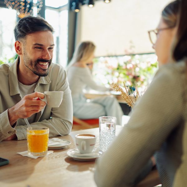 Το dating έγινε performance και οι άντρες έχουν κουραστεί να παίζουν έναν ρόλο