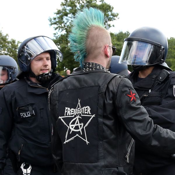 Sturmbrigade/ Wolfsbrigade 44: Η νεοναζιστική οργάνωση με πρότυπο τα SS