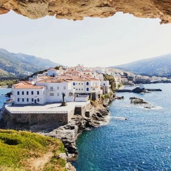 Το ελληνικό νησί που αποθεώνουν οι Γάλλοι για τη φύση, τα μονοπάτια και τα χωριά του