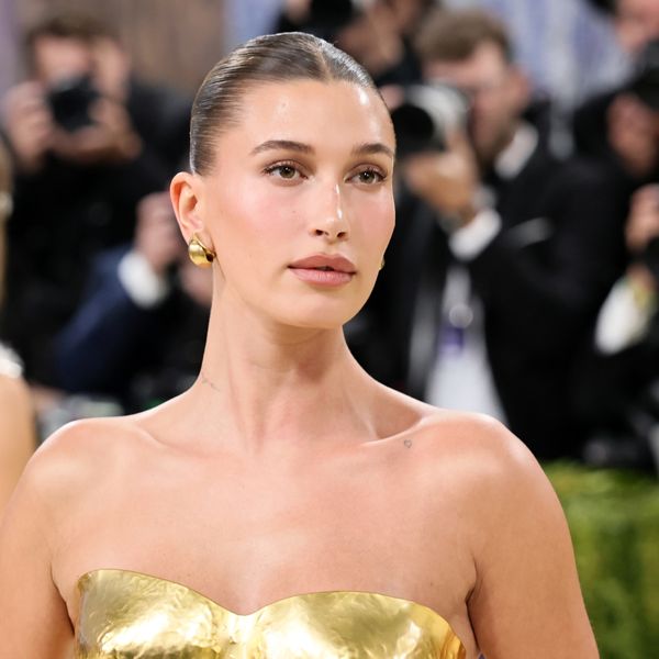 Η Hailey Bieber φόρεσε το πιο σέξι χρώμα του καλοκαιριού