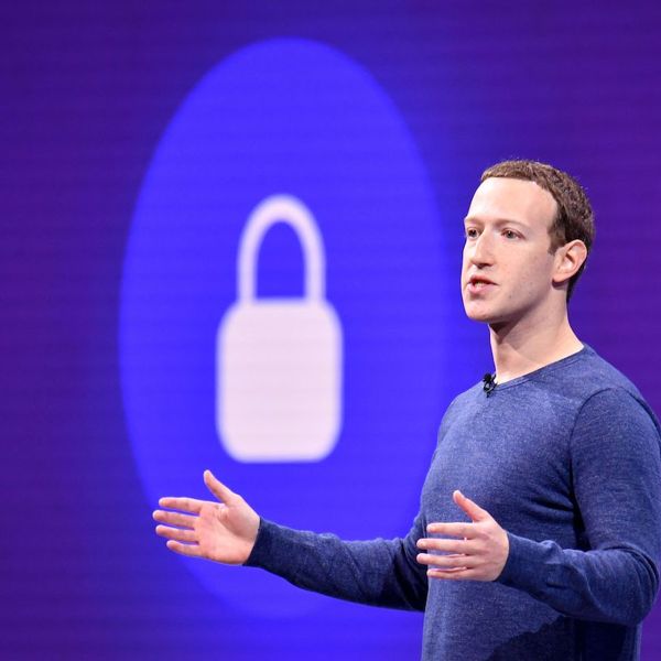 Μετοχές του Facebook πουλά καθημερινά ο Mark Zuckerberg