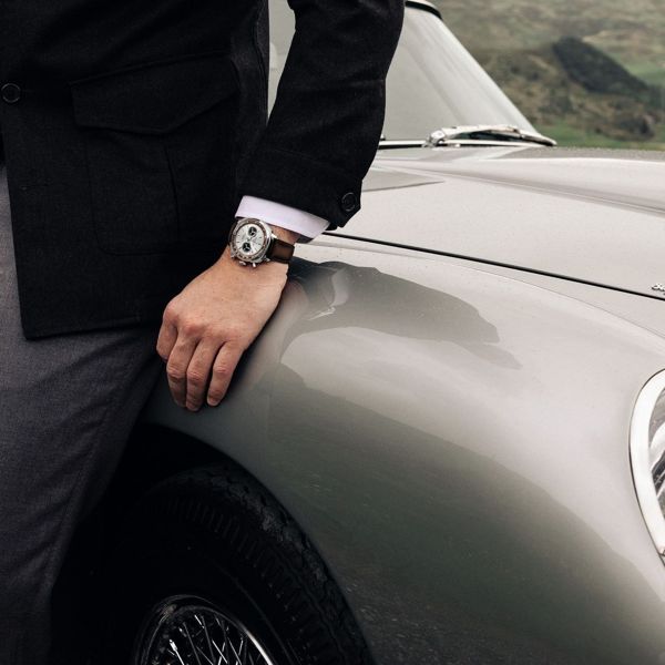 Συλλεκτικό ρολόι-φόρος τιμής της Breitling στην Aston Martin DB5 του James Bond