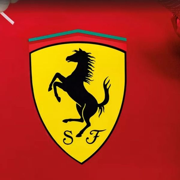 Δείτε πώς φτιάχνεται το ζωγραφιστό σήμα Ferrari των 15.000 ευρώ (video)