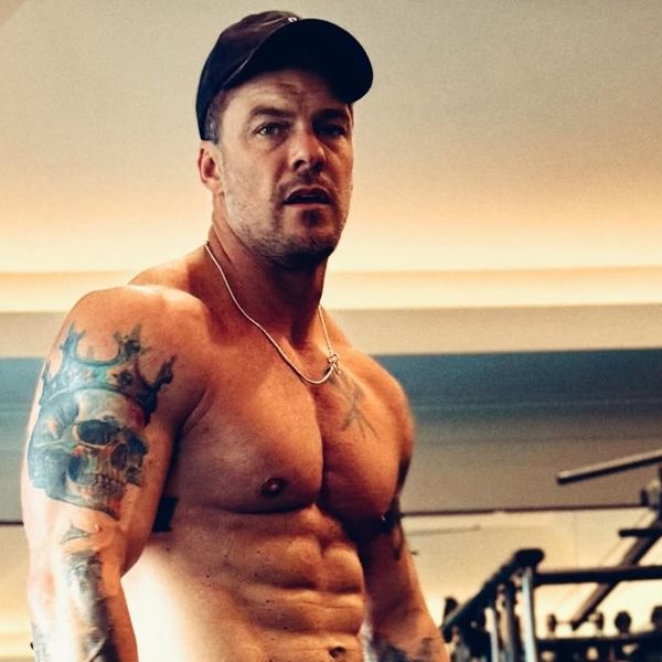 Ο Alan Ritchson μοιράστηκε στο Instagram τα tips του για γυμναστική και διατροφή