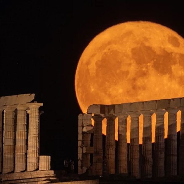 10+1 εντυπωσιακές φωτογραφίες από την πρώτη αυγουστιάτικη πανσέληνο