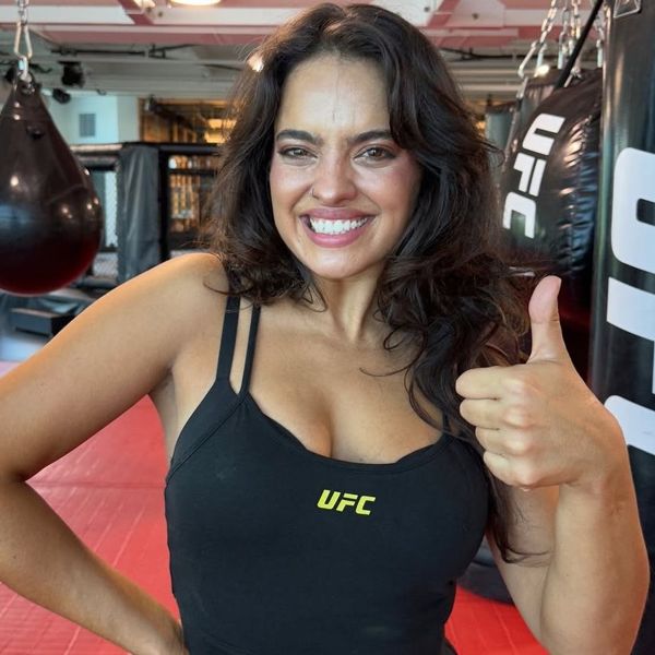 Η εντυπωσιακή δημοσιογράφος fight sports που μαγνητίζει όλα τα βλέμματα