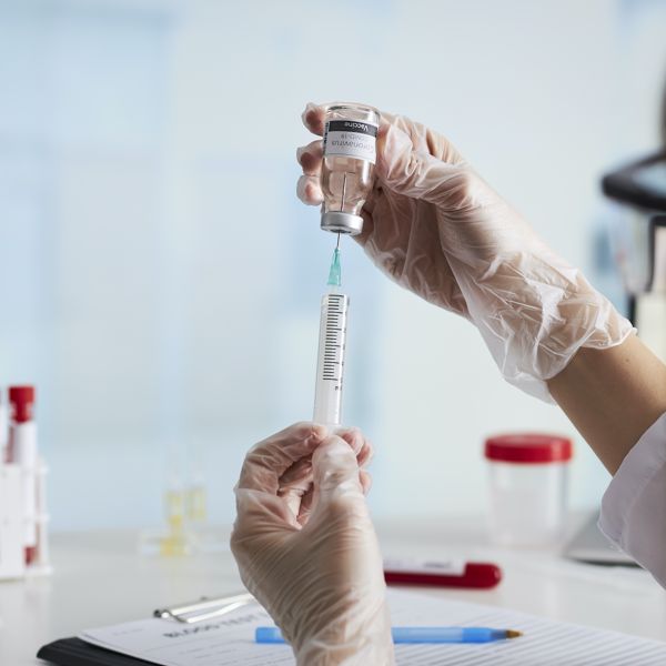 Η Βρετανία είναι η πρώτη χώρα παγκοσμίως που ενέκρινε το εμβόλιο των AstraZeneca/Οξφόρδης