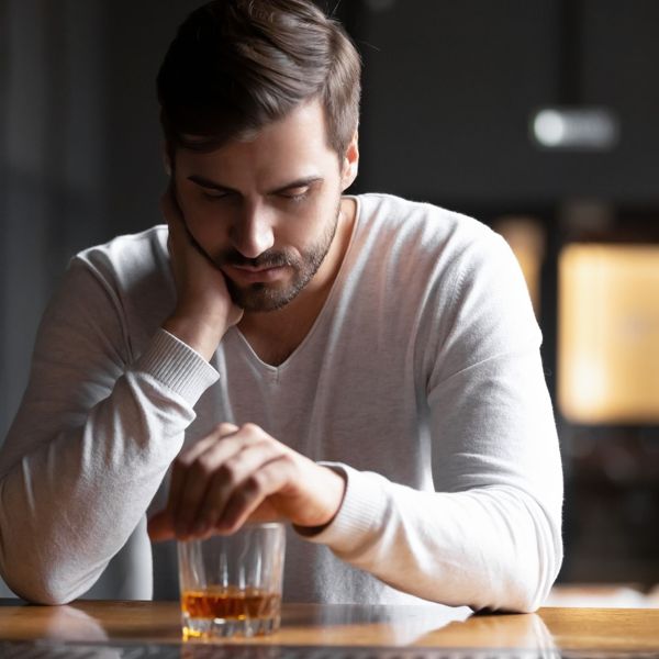 Τι αλλάζει στη σχέση ενός άνδρα με το αλκοόλ όταν μένει μόνος