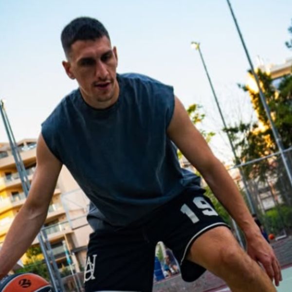 Ο Λαρεντζάκης επιστρέφει εκεί όπου έκανε και τον Μπουφόν να τον χειροκροτήσει