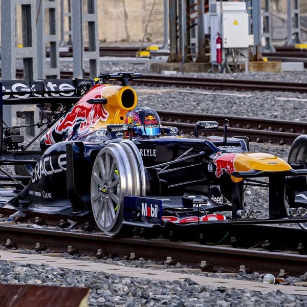 F1: Δείτε μια Red Bull να κάνει βόλτα στις γραμμές του Μετρό της Μαδρίτης