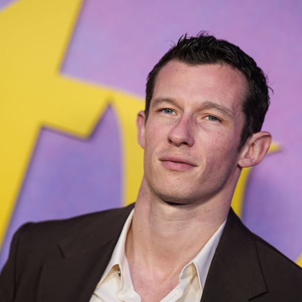 Μαύρο με navy; Ο Callum Turner έχει την απάντηση