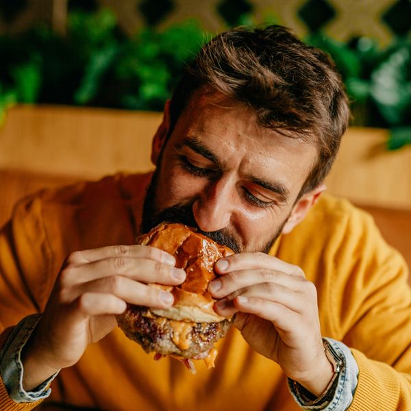 Cheat meal: Βοηθάει πραγματικά στη δίαιτα ή καταστρέφει την προσπάθειά σου;