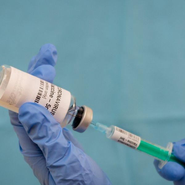 Ο πρώτος άνθρωπος που έλαβε το εμβόλιο των AstraZeneca/Οξφόρδης