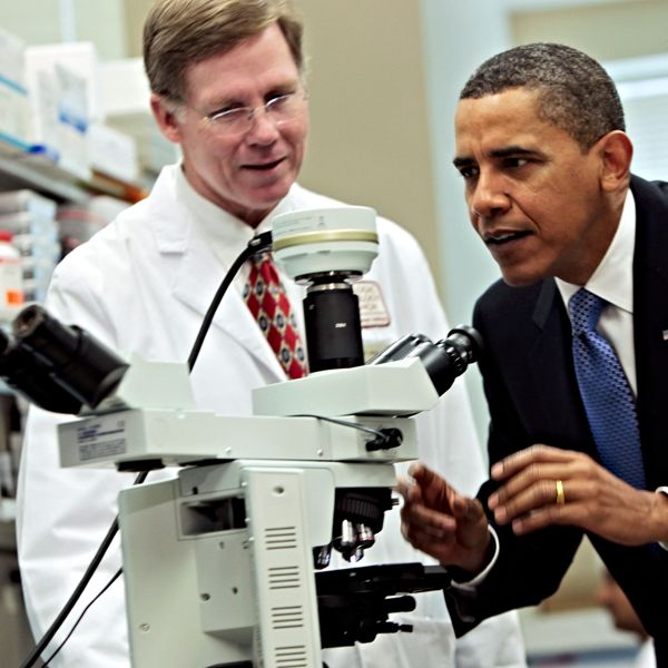Ο Barack Obama εξηγεί γιατί είναι σημαντικό να μπούμε σε καραντίνα οικειοθελώς