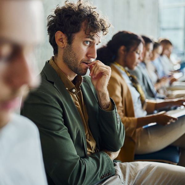 Το impostor syndrome στους άντρες: Τι είναι και πώς επηρεάζει τη ζωή σου
