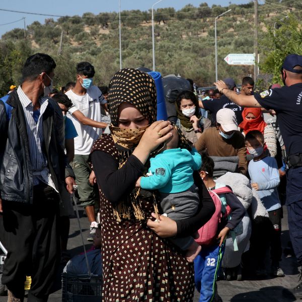 Καταφύγιο στα κοιμητήρια για τους χιλιάδες πρόσφυγες της Μόριας