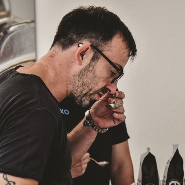 O Κώστας Καλαφατάς μεγάλωσε σε σακιά πράσινου καφέ και μυρωδιές από φρεσκοκαβουρδισμένους κόκκους