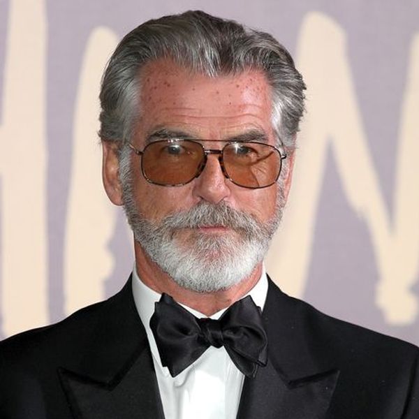 Στα 66 του, ο Pierce Brosnan είναι πιο cool από τον James Bond