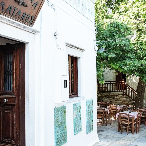 Ο Πλάτανος είναι ο ορισμός της κυκλαδίτικης ταβέρνας