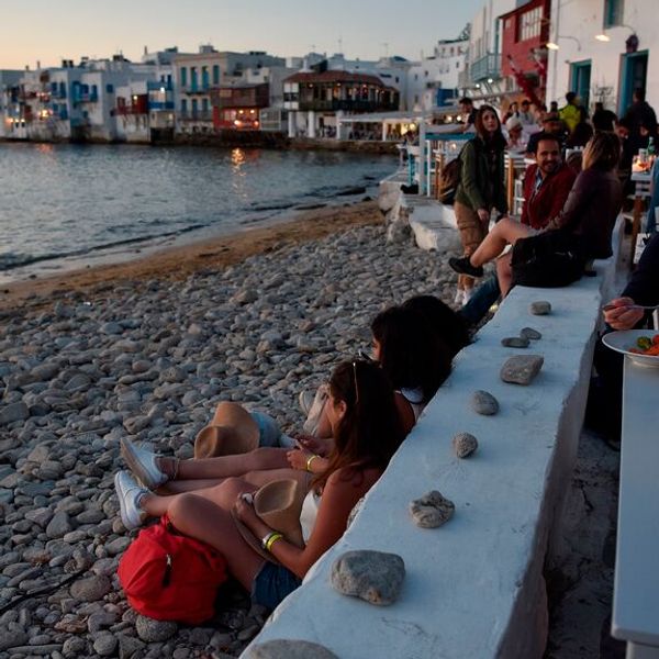 Σε καραντίνα λόγω Covid-19 Μύκονος και Χαλκιδική