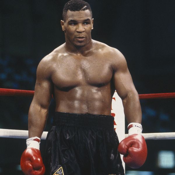 O Mike Tyson μπαίνει και επίσημα ξανά στο ρινγκ