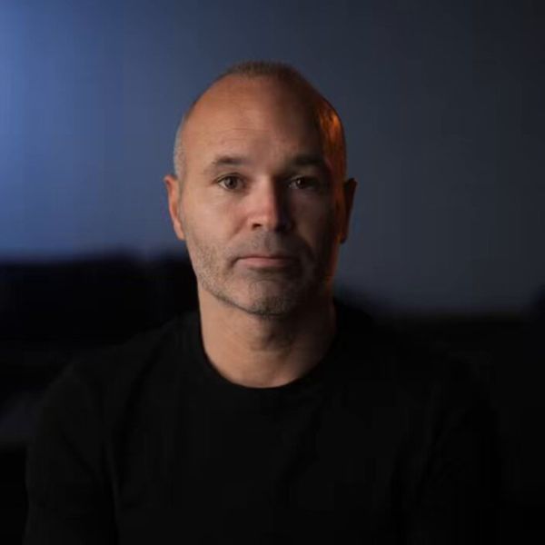 Είδαμε τον Andres Iniesta με δάκρυα στα μάτια να ανακοινώνει ότι σταματά το ποδόσφαιρο (video)