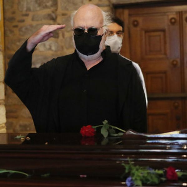 Το πρόβλημα με τον στρατιωτικό χαιρετισμό του Διονύση Σαββόπουλου