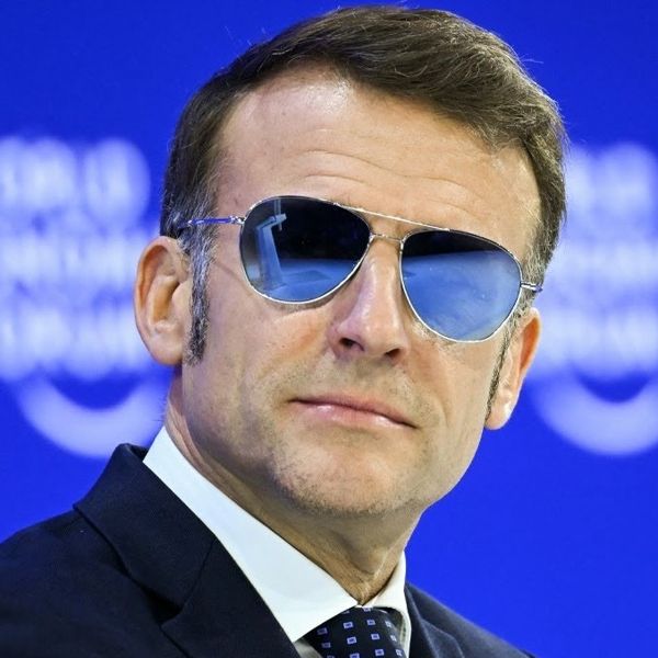 Γιατί ο Emmanuel Macron εμφανίστηκε με τα γυαλιά του Top Gun στο Νταβός