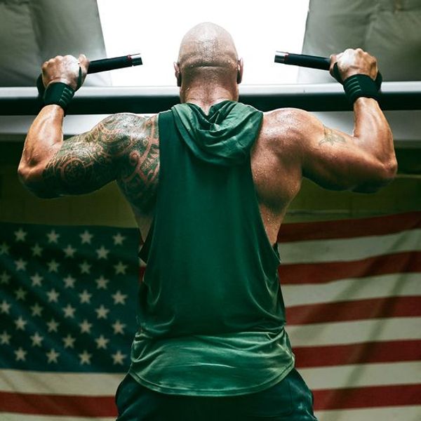 Μία εκρηκτική άσκηση για πλάτη από τον Dwayne Johnson