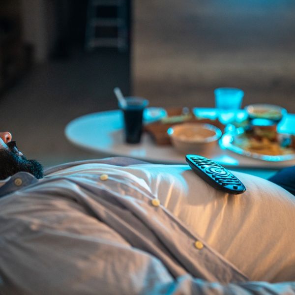 Σε παίρνει ο ύπνος μπροστά στην τηλεόραση; Δες πώς να το κάνεις σωστά