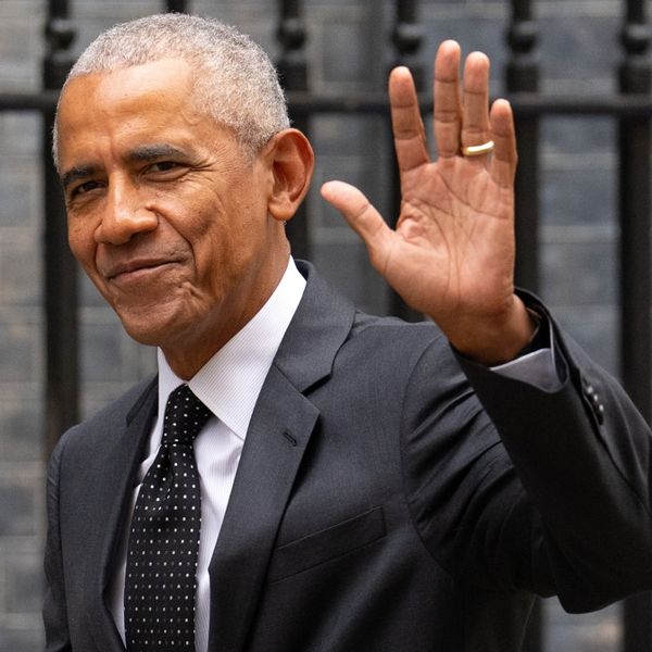 Ο Barack Obama έκανε μια αστεία χειρονομία για τον Donald Trump κι έγινε viral