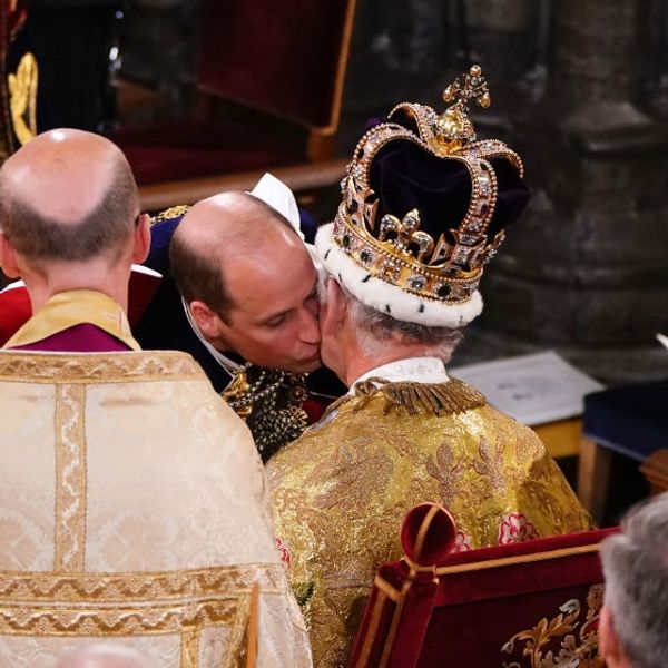 Τι ψιθύρισε ο Κάρολος στον William, κατά τη στέψη του