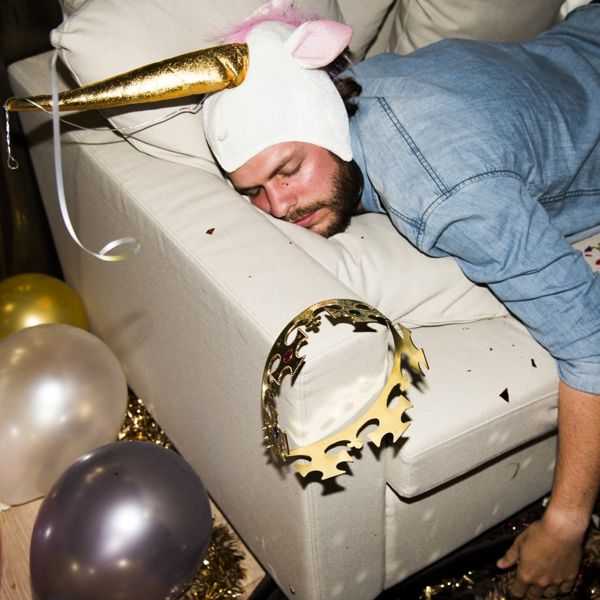 10 τρόποι για να προλάβεις το χάλι του hangover, σύμφωνα με την επιστήμη