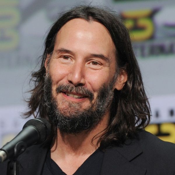 Ο Keanu Reeves αγκαλιάζει σκυλάκια, το ίντερνετ λιώνει