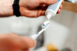 Πόσοι ιοί ζουν μέσα στην οδοντόβουρτσά σου - εικόνα 1
