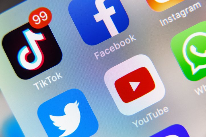 SOCIAL MEDIA APPS ON SCREEN