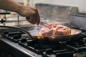 Πώς θα καταλάβεις ότι έψησες την τέλεια μπριζόλα - το απόλυτο κόλπο των σεφ - εικόνα 1