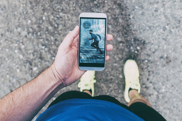 RUNNER HOLDS SMARTPHONE
