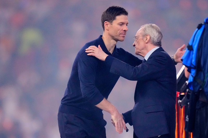 Ο Xabi Alonso με τον Florentino Perez